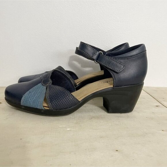 Clarks Collection Size 7 Comfort Shoe Heels Navy Blue Strap Closed Toe - Picture 2 of 10